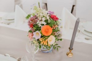 dekoracja stołu weselnego kwiatami