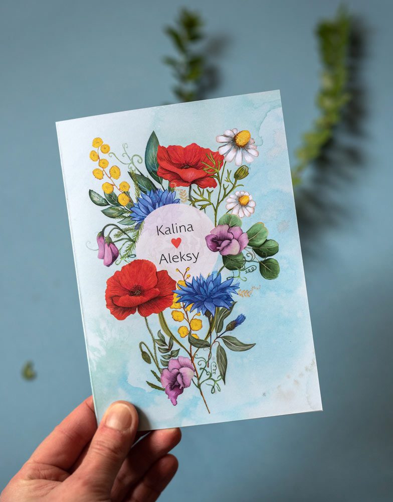 Zproszenie ślubne w stylu rustykalnym z polnymi kwiatami — maki, chabry i stokrotki