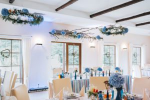 dekoracje weselne sali z błękitnych hortensji