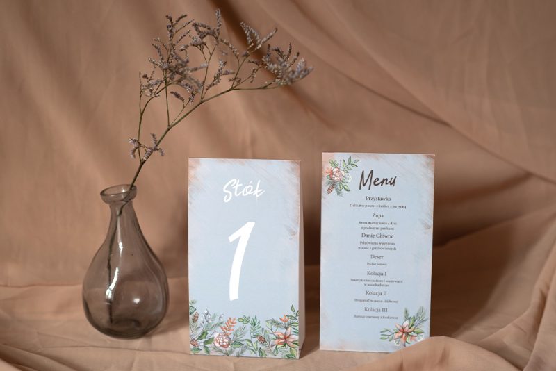 Piramidka z numerem stołu i menu